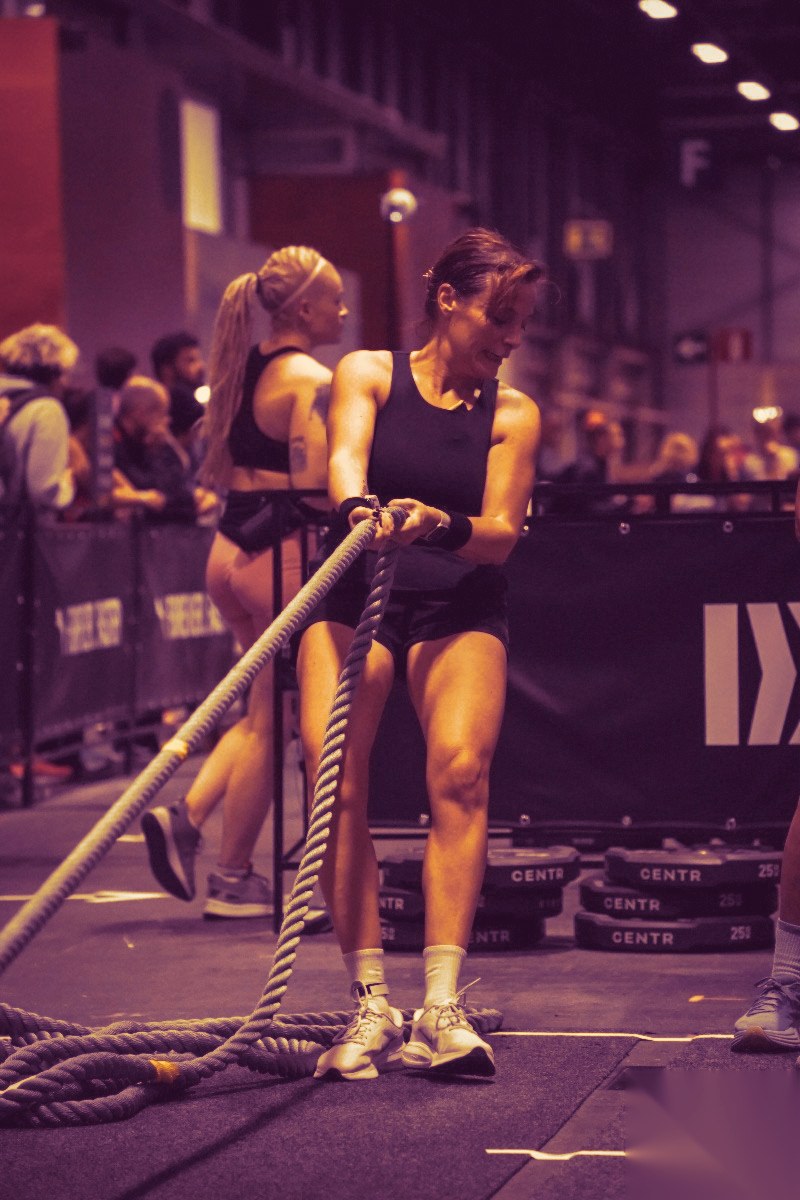 Isabelle pulling battle ropes during a Hyrox race
